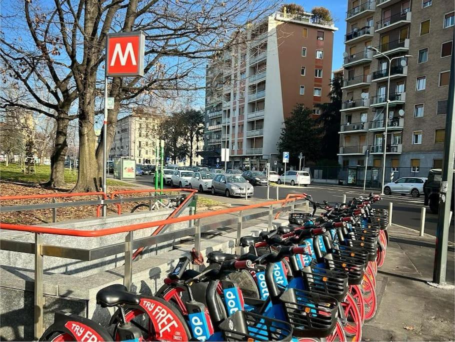 Primaticcio Metro E Aria Condizionata Apartment Milan Bagian luar foto